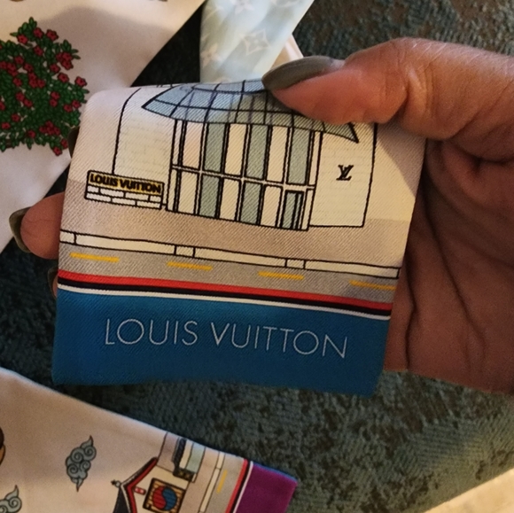 ‼️SOLD‼️Louis Vuitton Silk Scarf - Picture 3 of 5